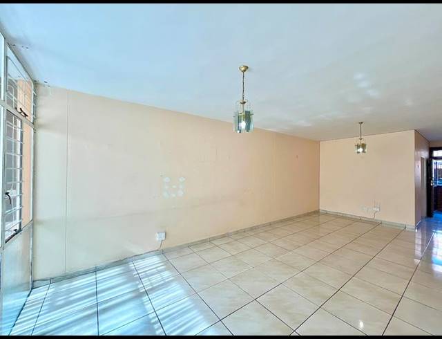 2 BEDROOM APARTMENT FOR SALE IN FLORIDA LAKE